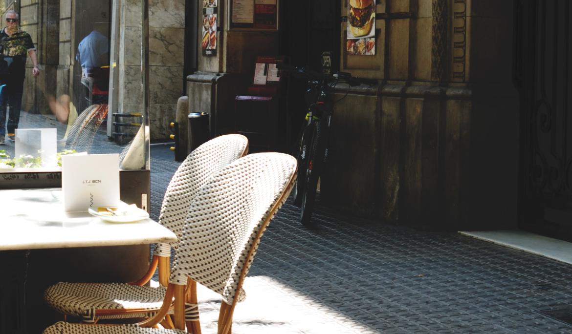 Barcelona ofereix una gran varietat de terrasses / Foto: Juli Kosolapova via Unsplash