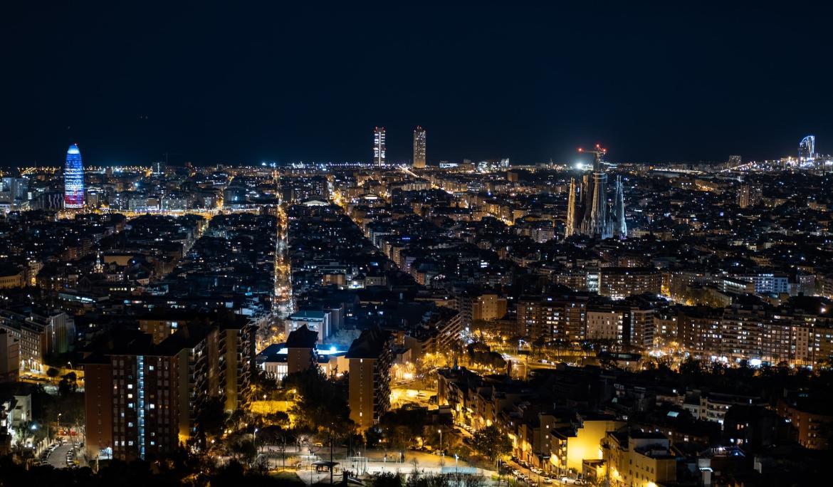 The Barcelona night is one of its biggest appeals / Photo: Pere Jurado via Unsplash