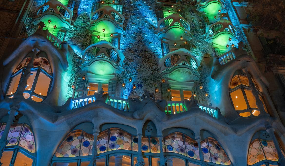 The illuminated facade of Casa Batlló is one of the postcards of Barcelona / Photo: Hernan Gonzalez via Unsplash