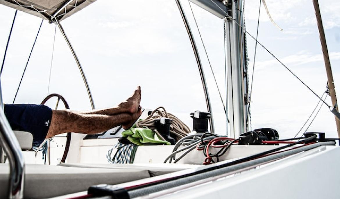 Barcelona tiene una íntima relación con el mar. Desde su pasado como sede olímpica en 1992 hasta las celebraciones y competiciones náuticas que tienen lugar en la ciudad / Foto: Roma Fox vía Unsplash