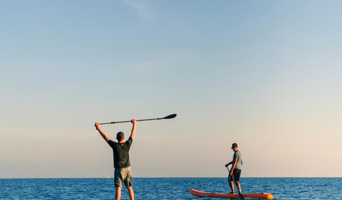 Si prefieres una experiencia más relajada, el paddle surf es una excelente opción / Foto: Hanif Mahmad vía Unsplash