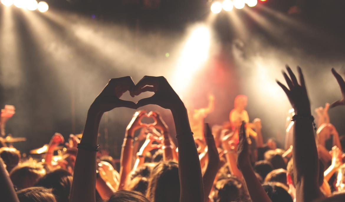 En cualquiera de las fiestas mayores de verano encontrarás grandes conciertos para disfrutar de una buena fiesta musical / Foto: Anthoni Delanoix vía Unsplash