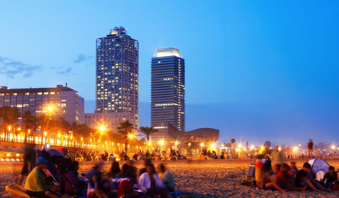 Les platges es converteixen en punts de trobada per a celebrar aquesta festivitat / Foto: Bearfotos via Freepik