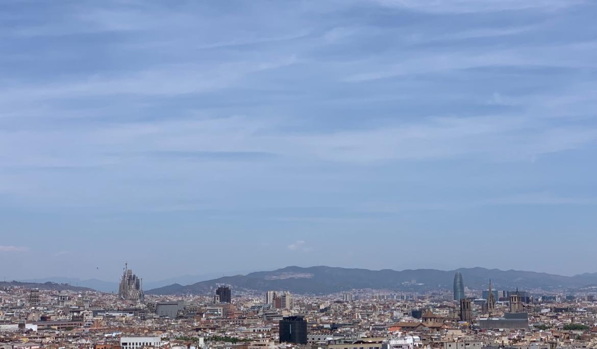 La piscina de Montjuïc ofrece unas vistas privilegiadas de la ciudad / Foto vía Hola Barcelona