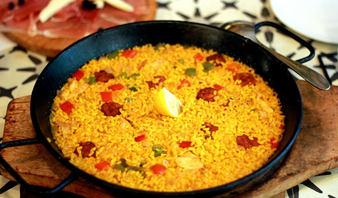 La paella és un dels elements claus de l'estiu mediterrani / Foto: Antonio Castellano via Unsplash