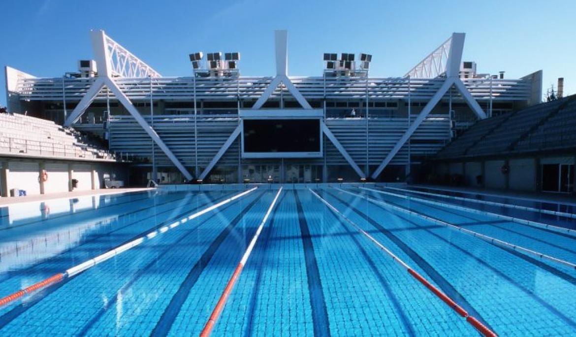 Las emblemáticas piscinas Bernat Picornell en un entorno único / Foto vía Ajuntament de Barcelona