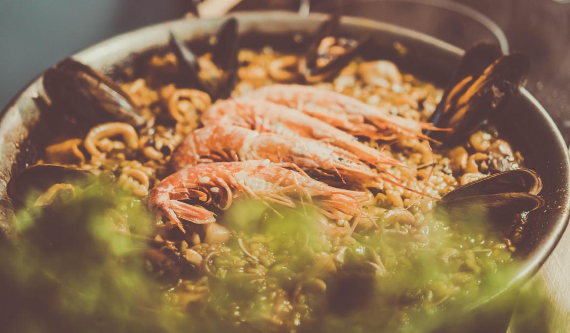 La paella de marisc és una de les màximes expressions de la cuina mediterrània / Foto: Raphael Maksian via Unsplash