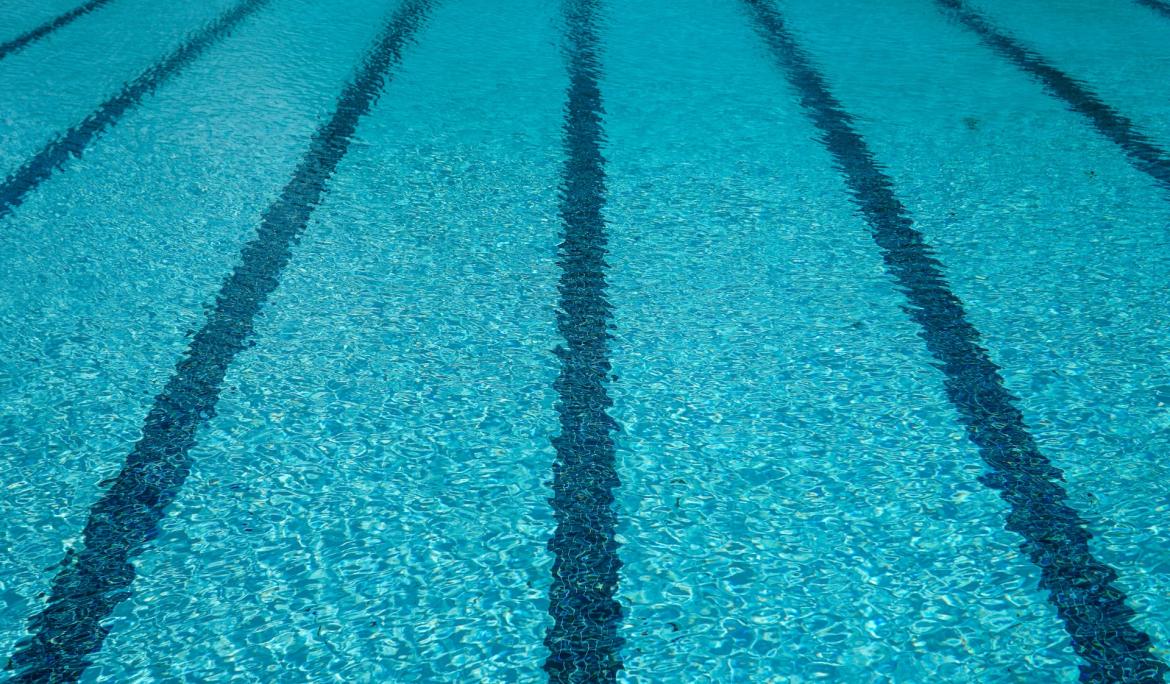 En verano, la vitalidad de Barcelona se traslada a sus piscinas municipales / Foto: Thomas Park vía Unsplash