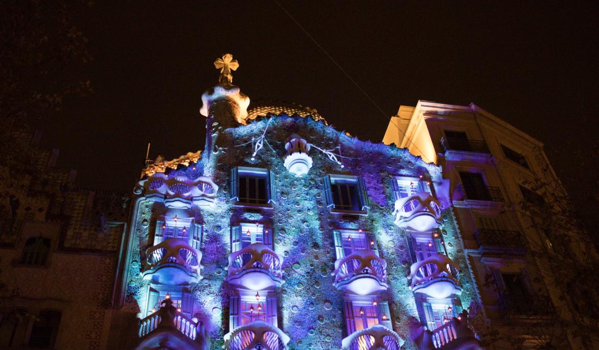 The illuminated façade of Casa Batlló is one of the most recognized postcards of Barcelona / Photo: Van Ba ​​via Unsplash