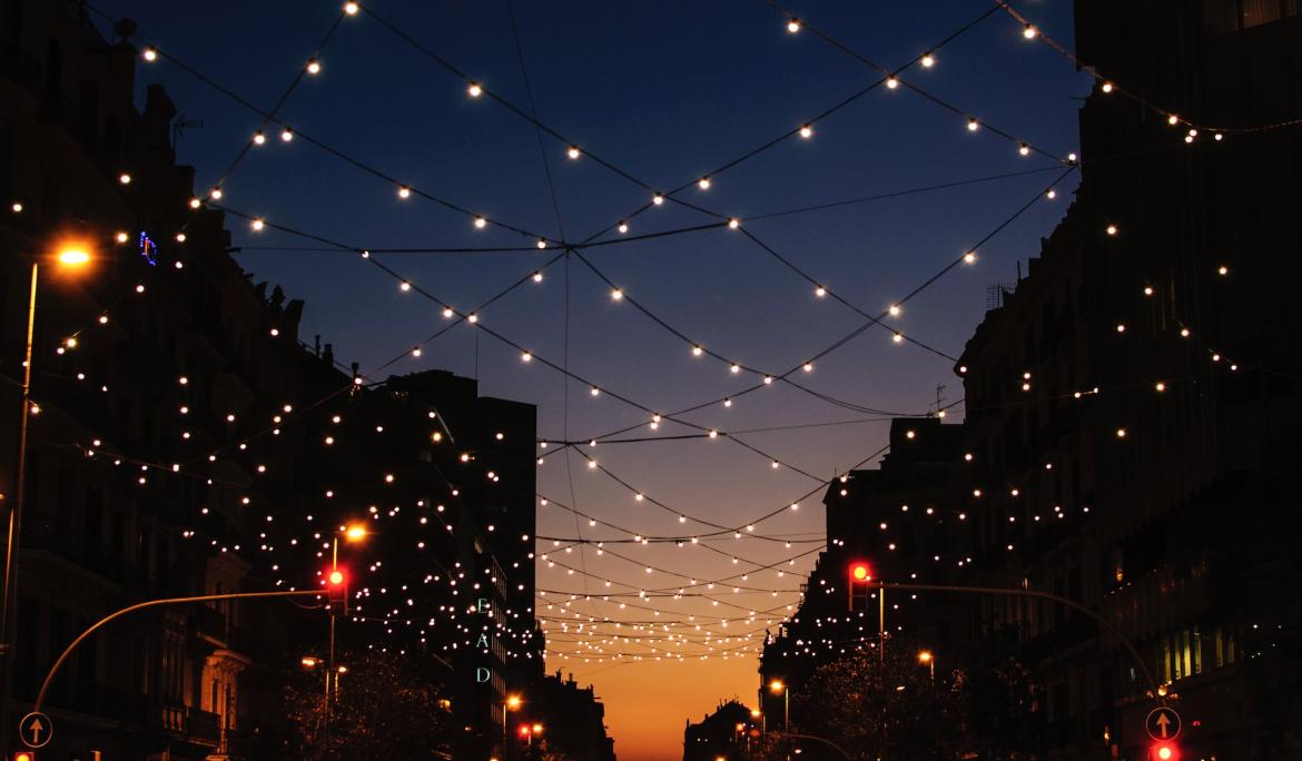 Cuando el sol se esconde, Barcelona se ilumina con especial energía y vitalidad / Foto: Alonso Navarro vía Unsplash