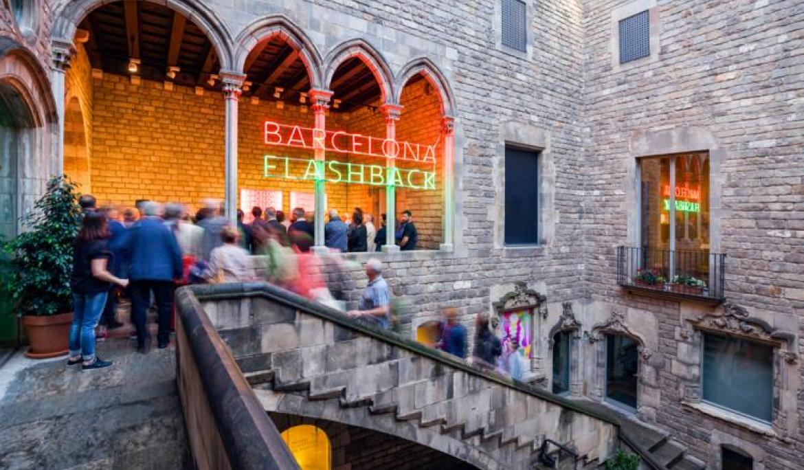 Fins al 31 de desembre pots gaduri de l’exposició Barcelona flashback / Foto via Ajuntament de Barcelona