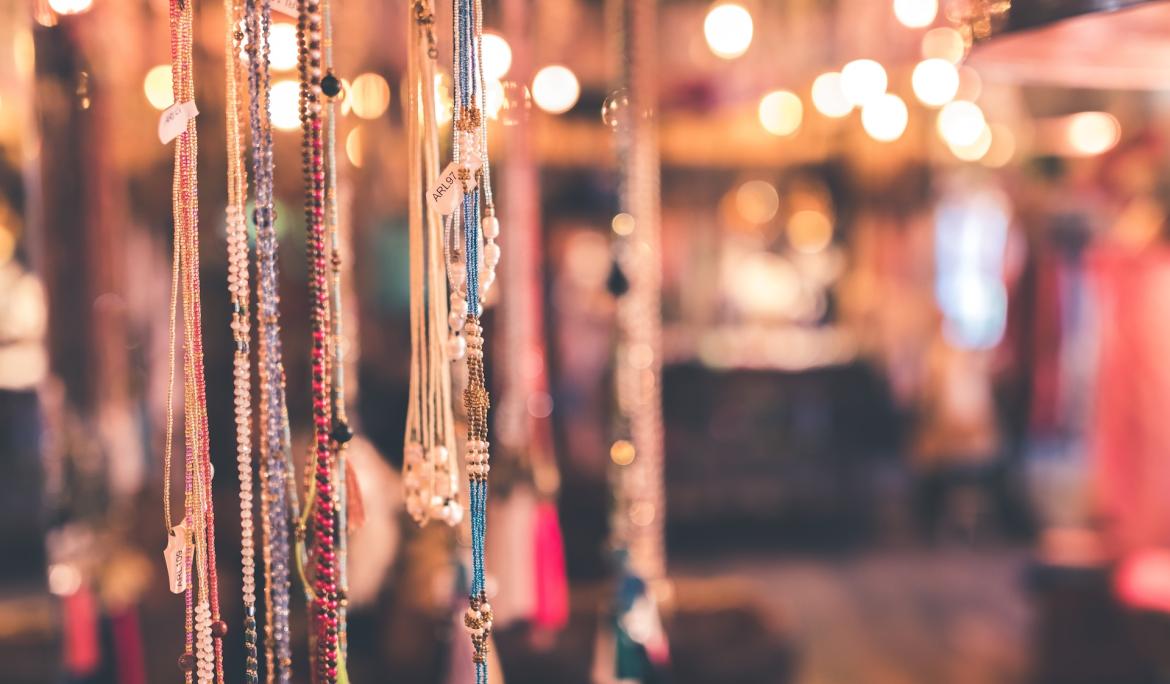Los mercados de segunda mano son auténticos tesoros escondidos / Foto: Artem Beliakin vía Unsplash