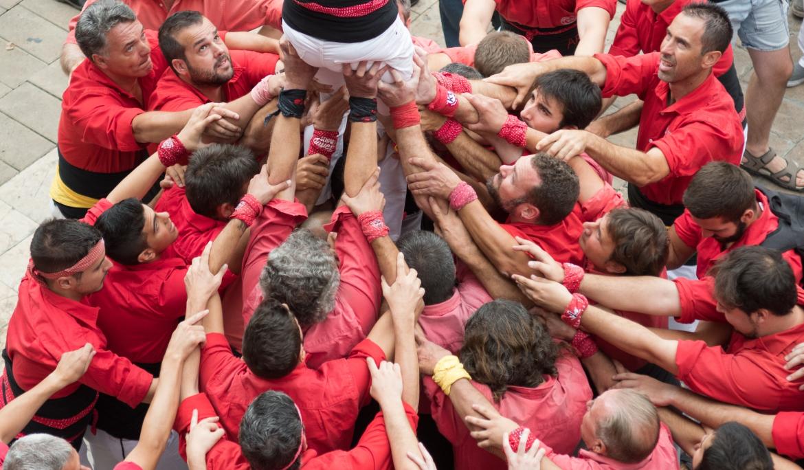 Castles are human towers, built with a technique that requires great coordination and dexterity / Photo: Michal Parzuchowski via Unsplash
