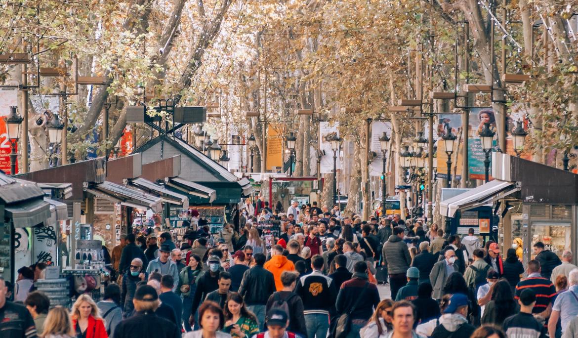 Passejar pels carrers de Barcelona en un dia tan especial és un pla ideal / Foto: Yoav Aziz vía Unsplash