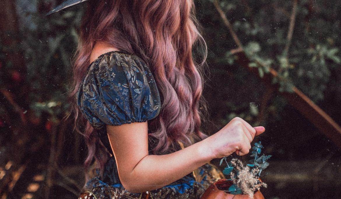Costumes are part of the Halloween set design / Photo: Paige Cody via Unsplash