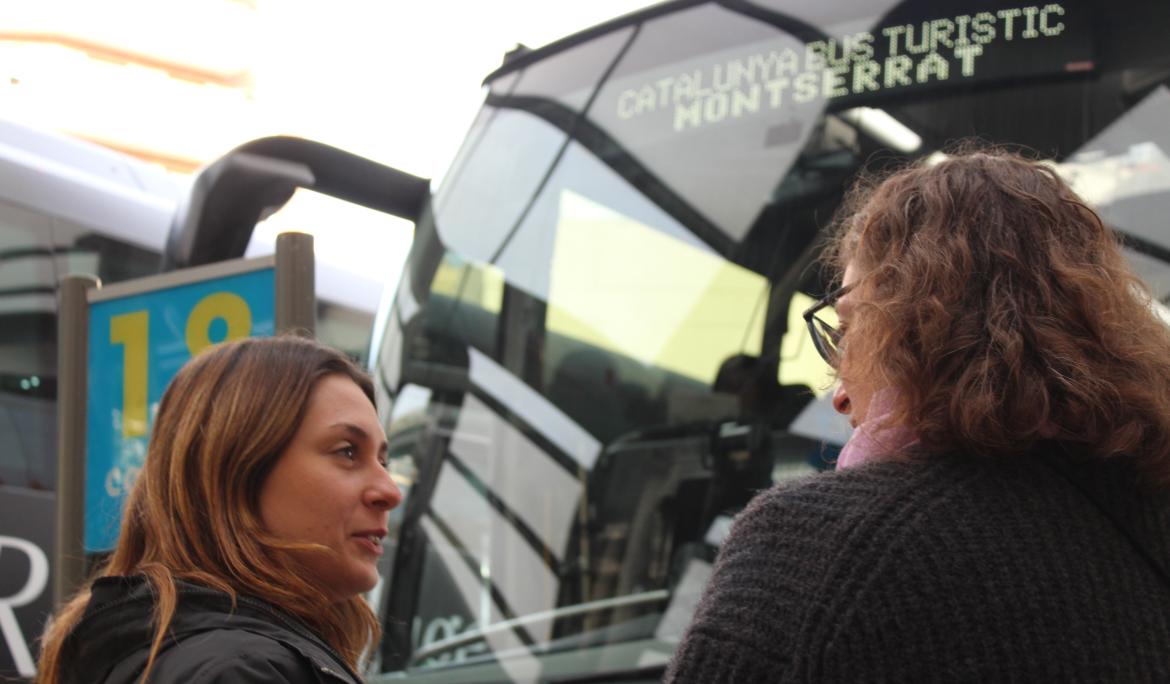 Blanca attends to travelers from the moment they arrive at the station / Photo: TMB
