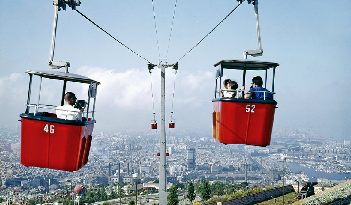Antigues cabines de color vermell del Telefèric de Monjuïc / Foto: TMB