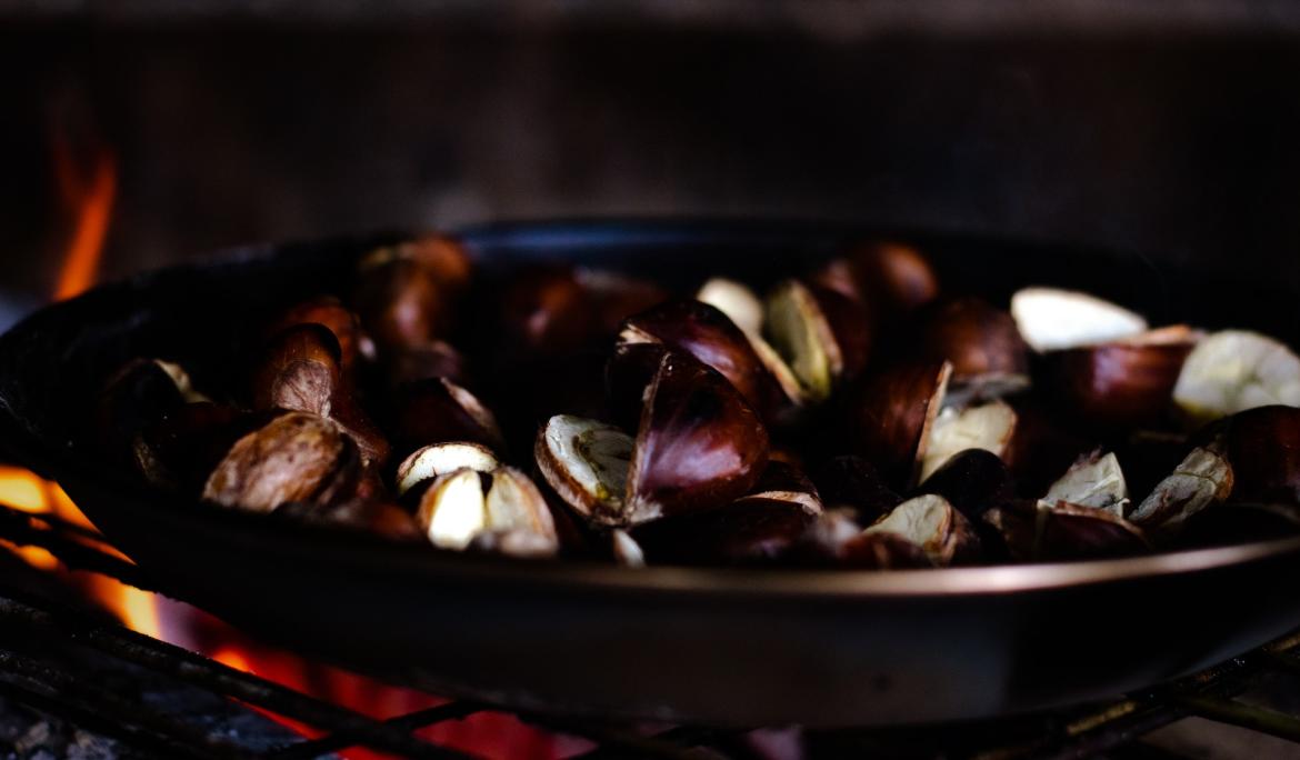Déjate embrujar por el aroma de las castañas en cualquiera de las paradas de la ciudad / Foto: Nomad vía Unsplash