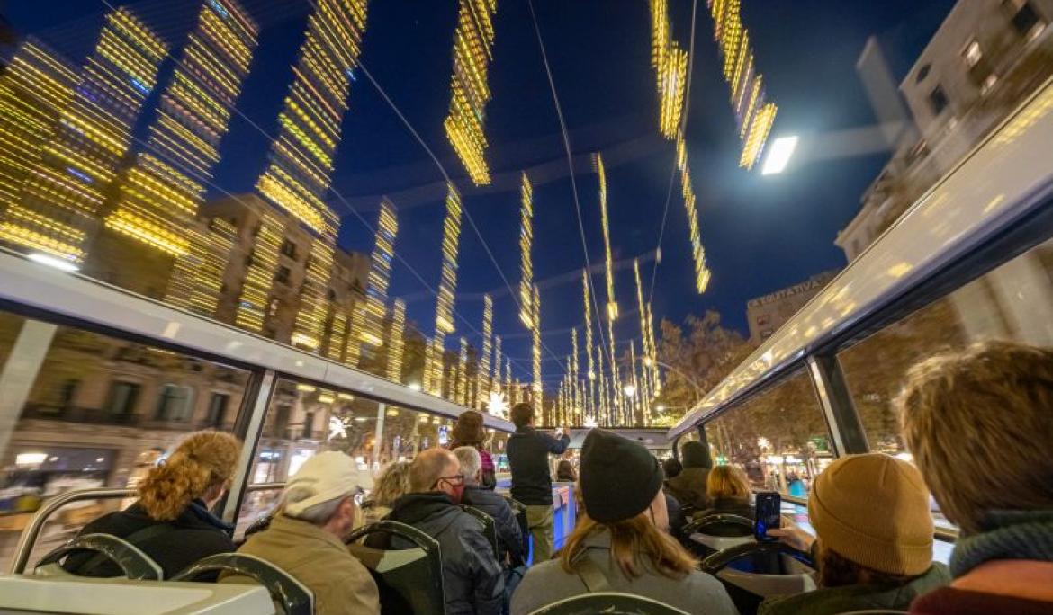 This year enjoy the new lighting of Paseo de Gràcia / Photo: TMB
