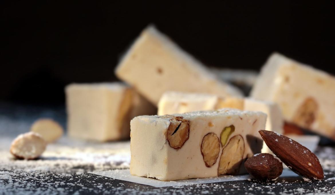 Els torrons són uns altres imprescindibles de les festes nadalenques / Foto: NName13 via Pixabay
