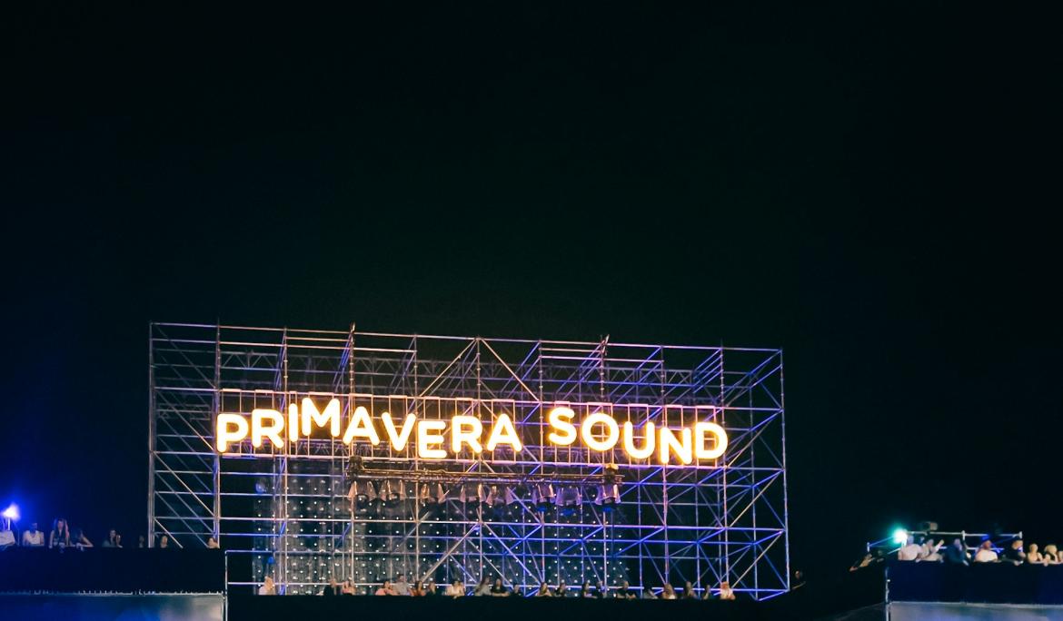 Un año más, el Primavera Sound volverá a ofrecer noches musicales vibrantes en Barcelona / Foto: Nate Holland via Unsplash