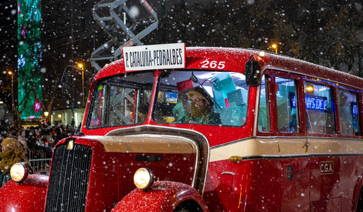 Autobusos històrics en la desfilada reial / Foto: TMB