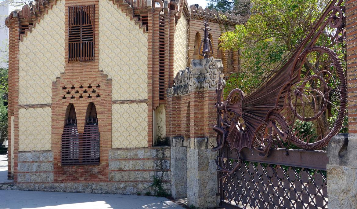 Acércate a la Finca Güell y observa el gran dragón de hierro forjado situado a sus puertas / Foto: Ayuntamiento de Barcelona