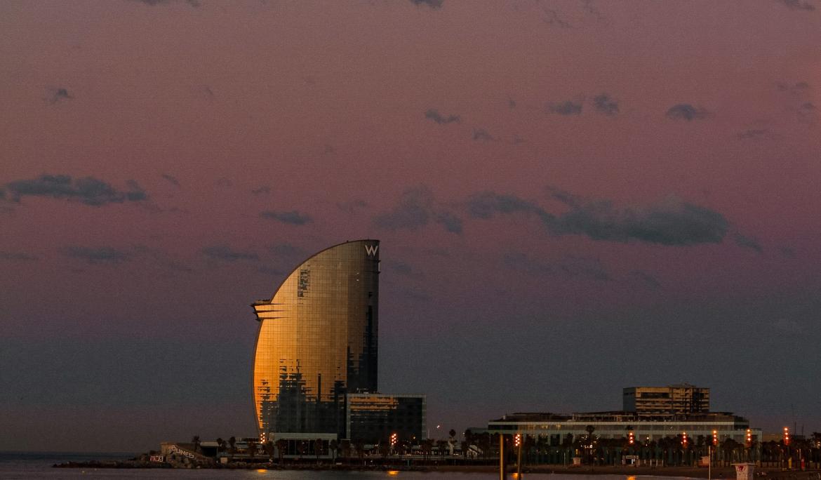 Be dazzled by the beauty of the sunset at Barceloneta / Photo: Nat Fernández via Unsplash