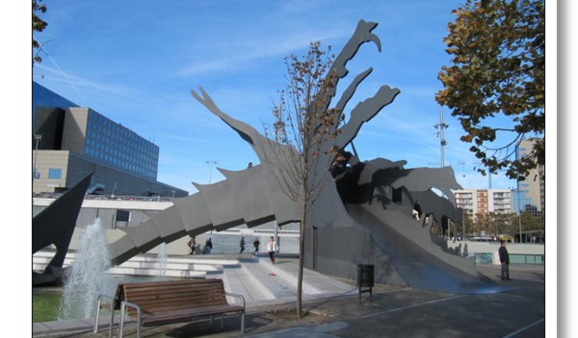 The Dragon is an iron sculpture located in the Parc de l'Espanya Industrial, in front of the Plaça dels Països Catalans, in the Sants neighborhood of Barcelona / Photo: Leonora Enking CC2.0 Flickr.