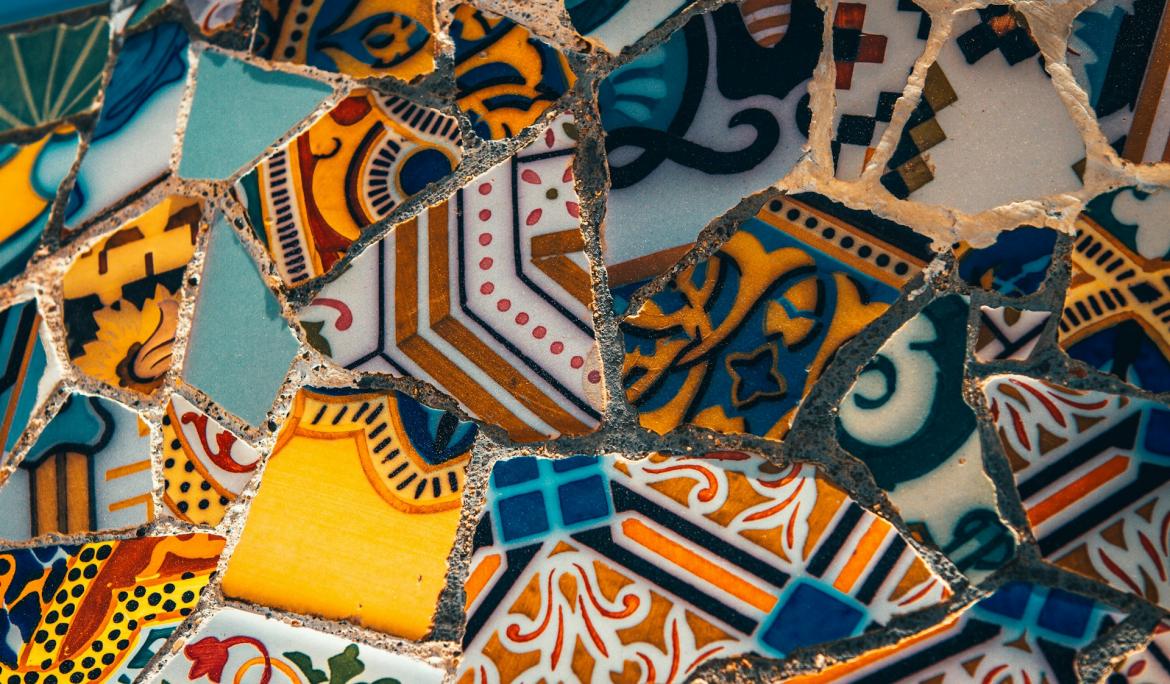 Es el principal exponente del modernismo catalán, con un estilo creativo inspirado en las curvas y formas de la naturaleza / Foto: Raimond Klavins vía Unsplash