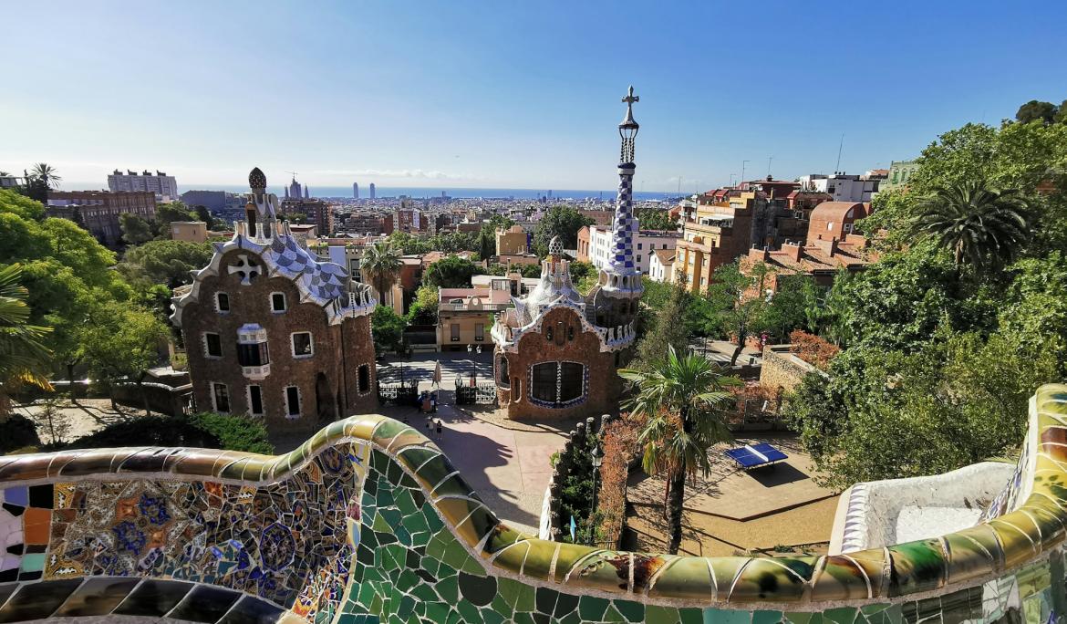 El BBT et transporta pels llocs més emblemàtics de la ciutat, des dels imprescindibles com la Plaça Catalunya fins al misticisme del Park Güell / Foto: Dorian via Unsplash