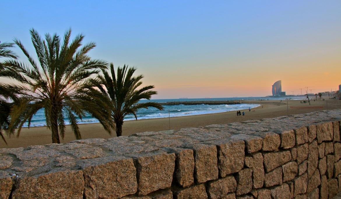 Summer in Barcelona offers warm and sunny temperatures perfect for enjoying the city's beaches / Photo: Masbebet via Pixabay