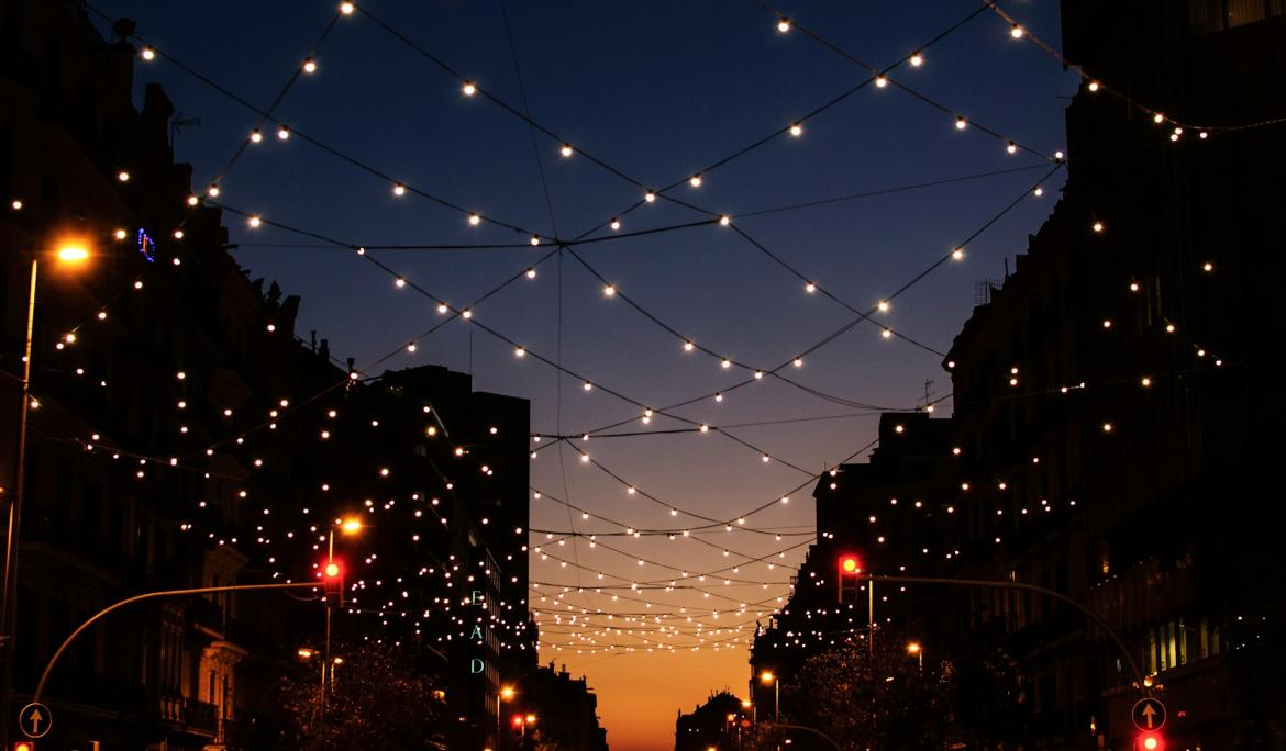 Barcelona ofereix multitud de plans nocturns. No dubtis en gaudir-los / Foto Alonso Navarro via Unsplash