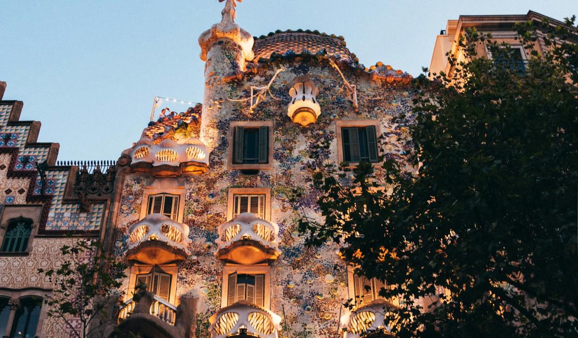 Si quieres ver Barcelona en un día, no te puedes perder una de las joyas modernistas de Gaudí / Foto: Theodor Vasile vía Unsplash