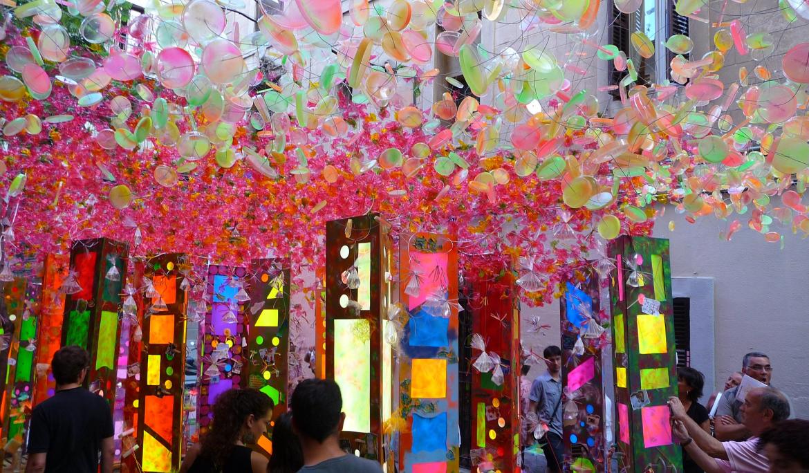 Las decoraciones son uno de los atractivos más especiales de las fiestas de Gràcia y Sants / Foto: Ayuntamiento de Barcelona