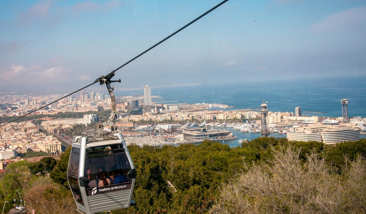 El Teleférico de Montjuïc es una gran atracción para disfrutar de las vistas de Barcelona con niños / Foto Robson Felicio vía Unsplash