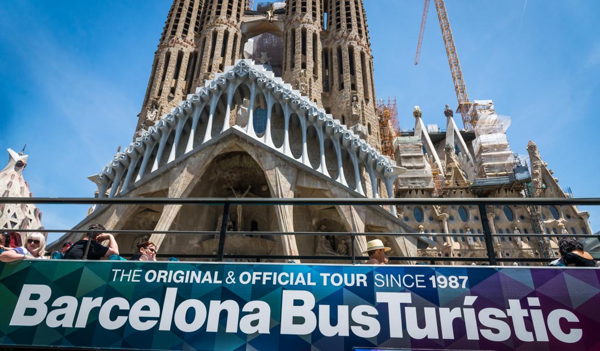 Puedes moverte por Barcelona con el Barcelona Bus Turístico y conocer los lugares más icónicos de la ciudad / Foto: TMB
