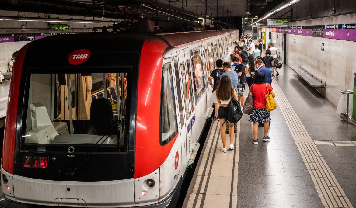 Per anar de l'aeroport al centre de Barcelona, pots anar amb la xarxa de metro / Foto: TMB