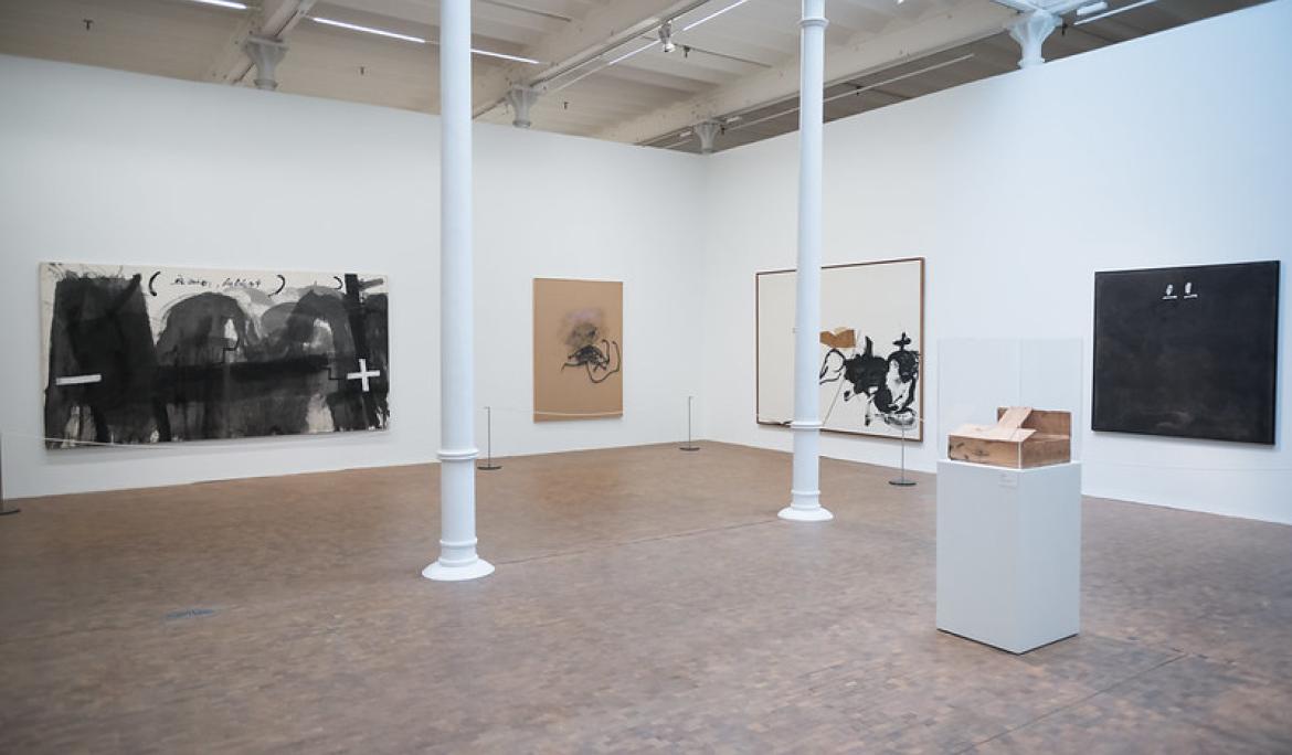 Si deseas conocer más a fondo la relación de Tàpies con la ciudad, estás de suerte, porque con motivo del centenario de su nacimiento, puedes recorrer una ruta con lugares clave en la vida del artista / Foto: Ayuntamiento de Barcelona