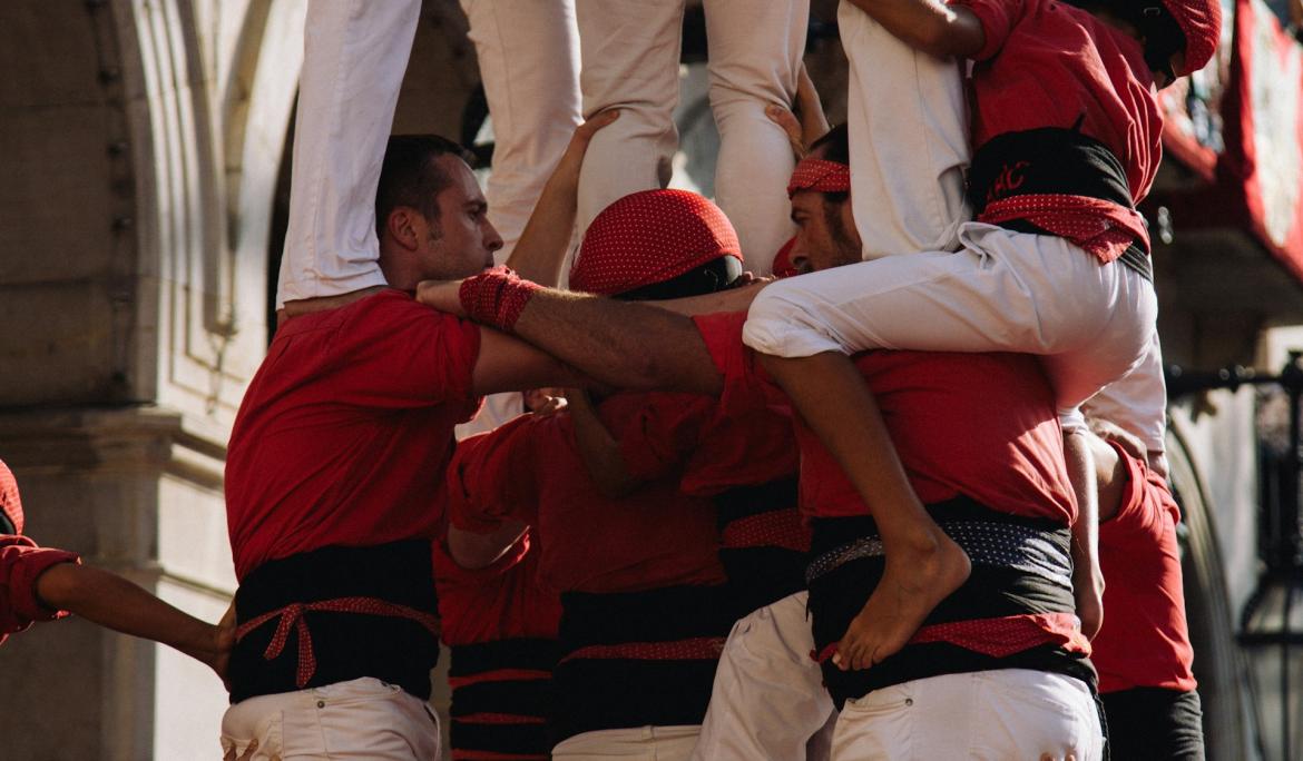 Les places i carrers de la ciutat s’omplen de castellers, gegants i capgrossos. / Foto: Cris Bosch via Unsplash