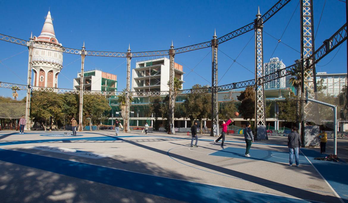 El Parc de la Barceloneta compta amb zones de jocs infantils a prop del mar / Foto: Barcelona.cat