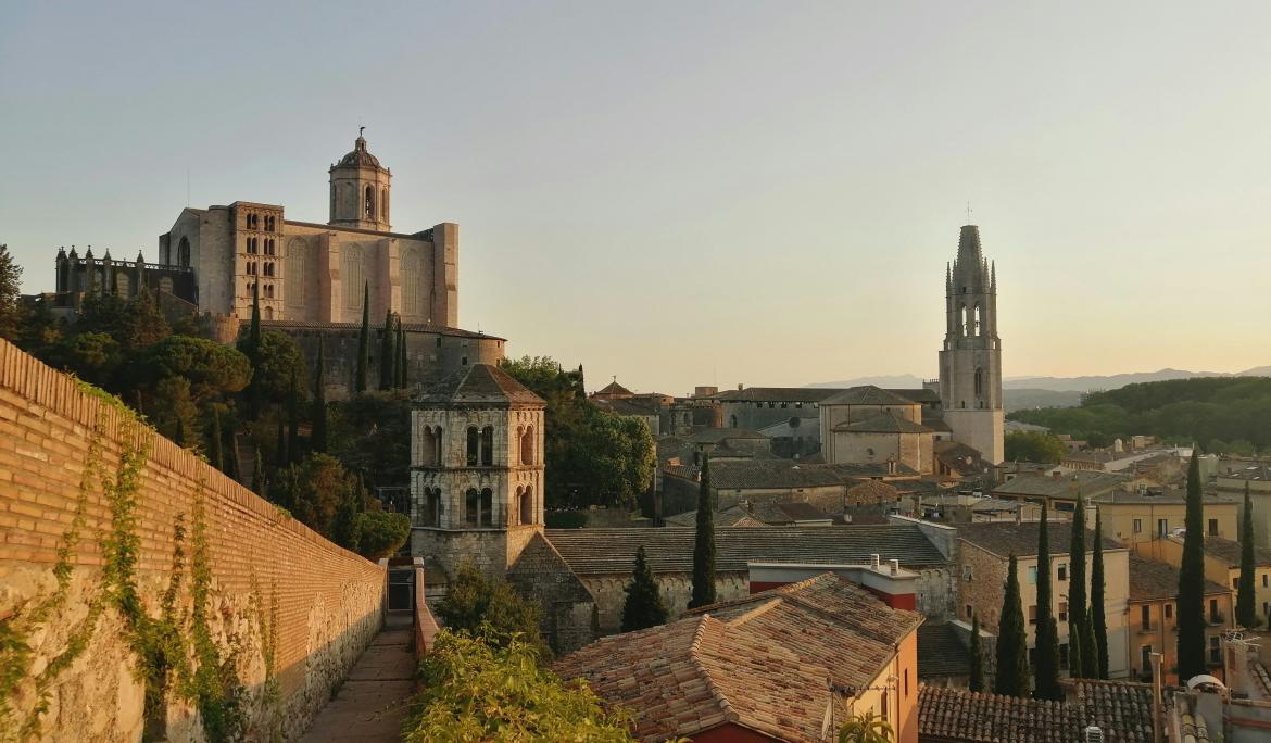 The majestic Girona Cathedral rises at the highest point of the city, offering a spectacular view / Photo: Enric Domas via Unsplash.