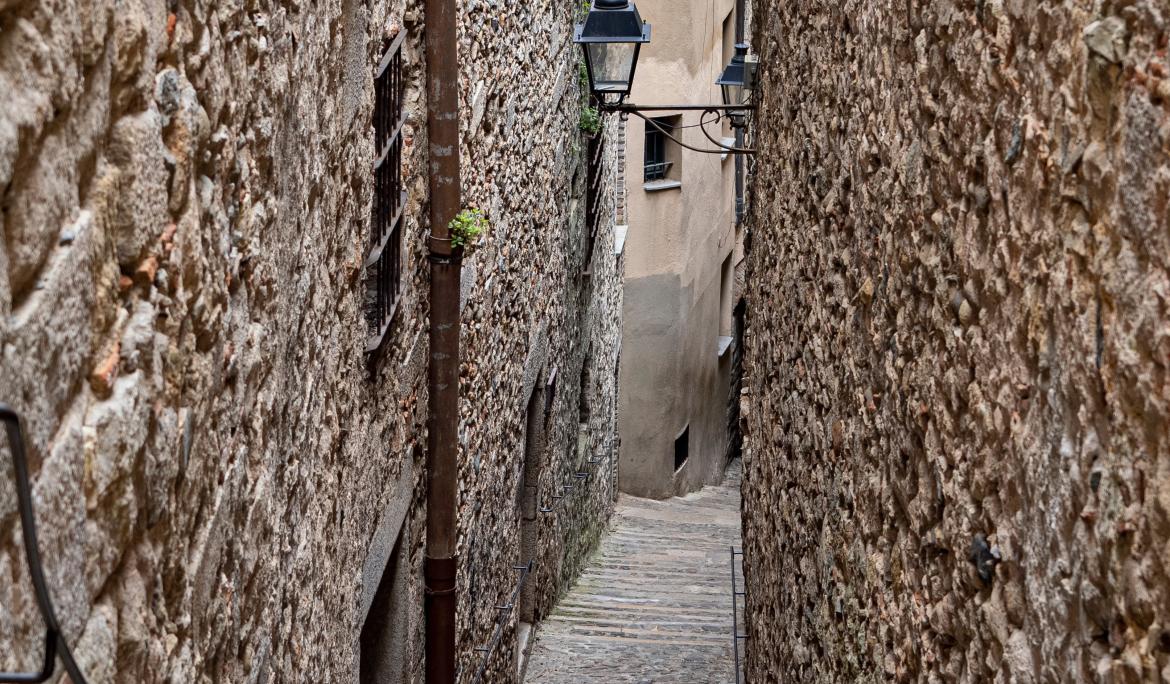 Girona offers its visitors the opportunity to get lost in medieval streets / Photo: Manuel Torres via Unsplash.