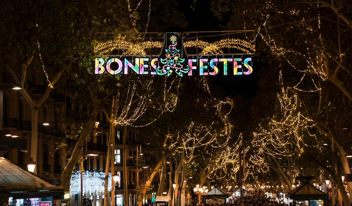 Barcelona ha decidit tematitzar diversos carrers amb llums de colors específics segons cada zona / foto: barcelona.cat