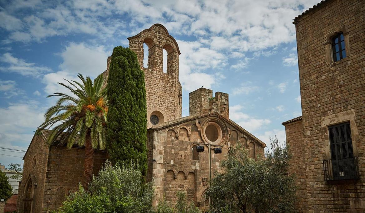 Sant Pau del Camp stands out for its simplicity and beauty, with a small cloister adorned with carved capitals full of details / Photo: Hola Barcelona