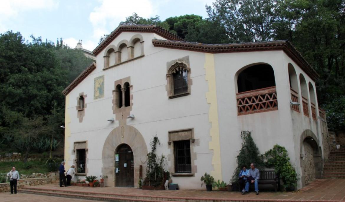 The Farmhouse of the Botanical Garden is located in an old quarry, a valley between the Palau Nacional and the Stadium / Photo: poblesdecatalunya.cat