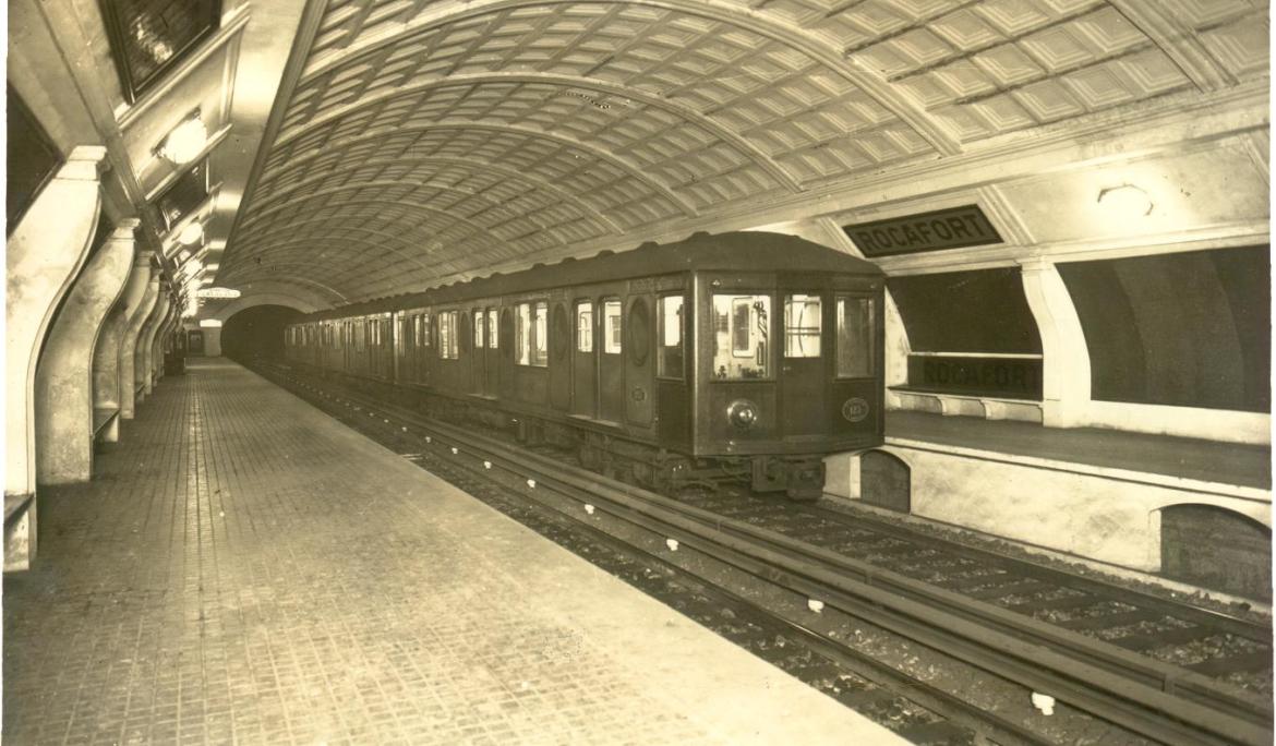 Tren de la sèrie 100 a l’estació de Rocafort del Metro Transversal. Començament dels anys trenta. / Foto: Arxiu TMB