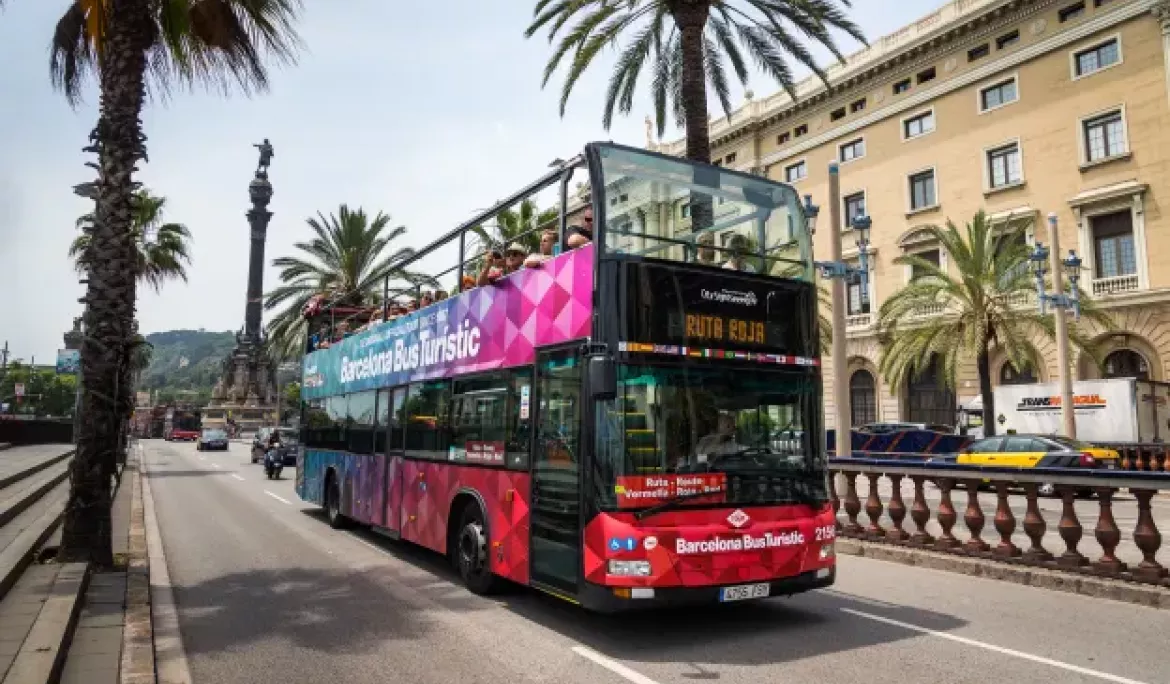 The Barcelona Bus Turístic offers you the opportunity to discover the city in a unique and comfortable way.