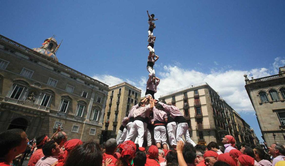 The streets of central Barcelona come to life with parades, castellers, giants, and big-headed figures / photo: miniguide