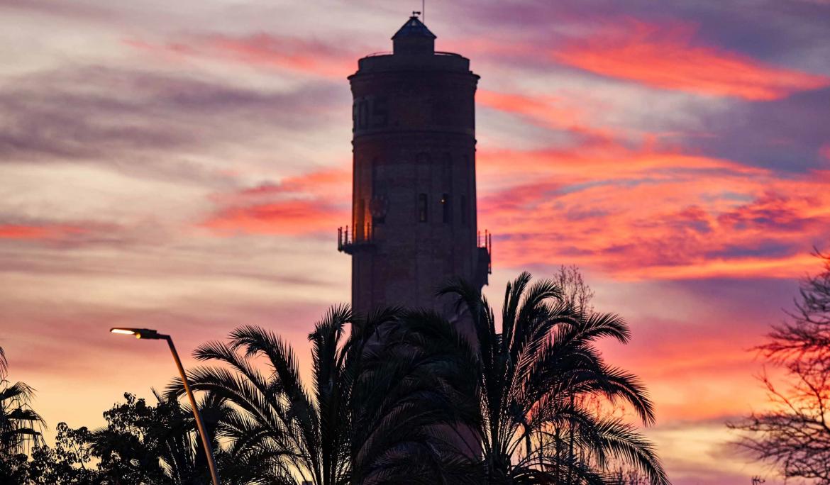 Aquesta antiga torre del segle XIX servia per subministrar aigua a la ciutat / Foto: Metropoli